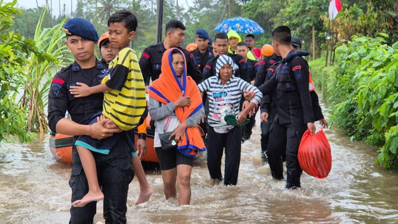 FOTO: Aksi Sigap Brimob Polda Bali Saat Evakuasi Korban Banjir Bali
