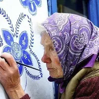 Agnes, wanita berusia 90 tahun ini menjadi seniman yang mengubah desanya jadi cantik. (Sumber Foto: viral4real)