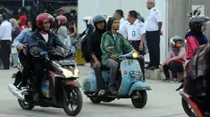 Pemudik menggunakan Vespa keluaran tahun 60 an saat masuk ke dalam kapal penyeberangan di Pelabuhan Merak, Banten, Jumat (23/6). H-2 Lebaran 2017, ribuan pemudik bermotor memadati dermaga 6 Pelabuhan Banten. (Liputan6.com/Helmi Fithriansyah)