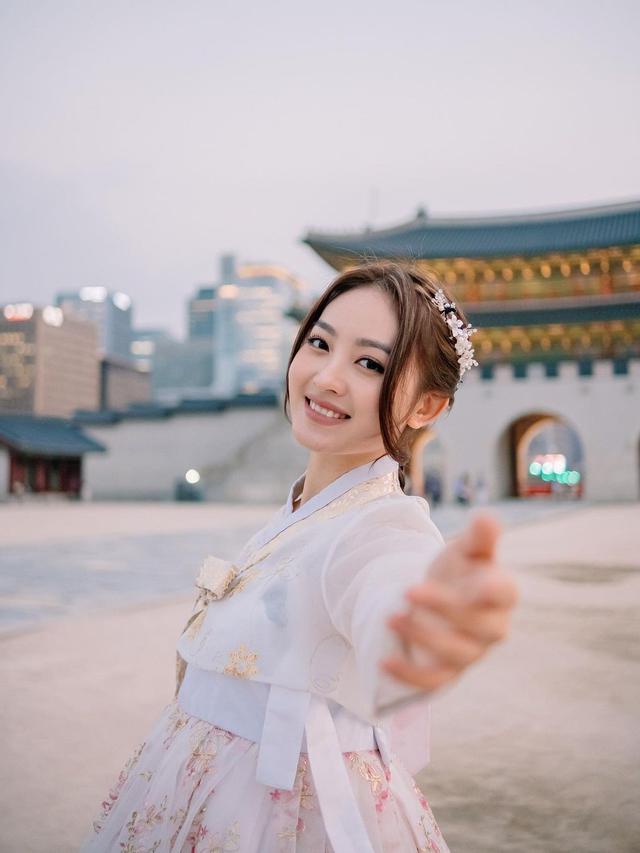 7 Pemotretan Natasha Wilona dan Bundanya yang Tampil Kompak Pakai Hanbok