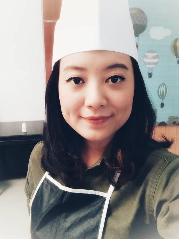 Leony  yang kenakan apron dan topi chef (Instagram/leonyvh)