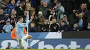 Selebrasi gelandang Manchester City, Phil Foden di depan para fans setelah mencetak gol keempat timnya sekaligus mencetak hattrick ke gawang Aston Villa pada laga pekan ke-31 Premier League 2023/2024 di Etihad Stadium, Manchester, Rabu (3/4/2024) malam. (AP Photo/Dave Thompson)