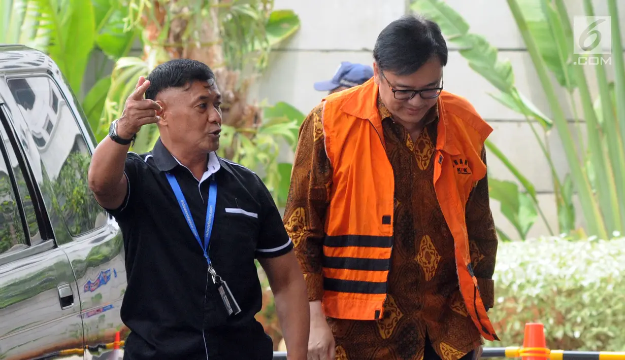 Direktur Operasional Lippo Group Billy Sindoro (kanan) tiba di Gedung KPK, Jakarta, Senin (6/11). Billy memakai rompi tahanan dan dikawal petugas. (Merdeka.com/Dwi Narwoko)