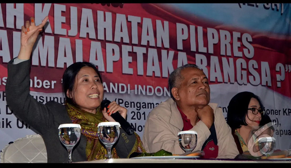 Mantan komisioner KPU, Chusnul Mar'iyah (kiri), mengungkapkan, manipulasi DPT sengaja dilakukan untuk menggelembungkan atau menciutkan suara salah satu pasangan dalam pemilihan presiden 2014, Jakarta, Senin (18/8/2014) (Liputan6.com/Johan Tallo)