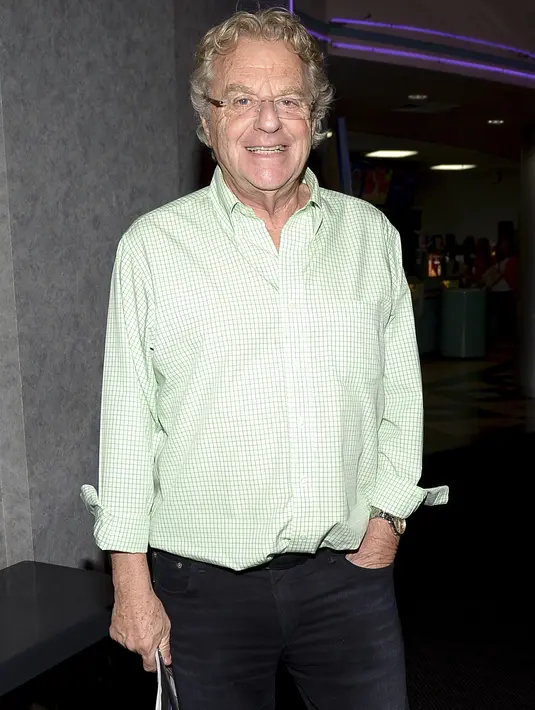 Nama Jerry Springer terkenal karena satu hal di Amerika Serikat, sampah. Acara TV ‘Daytime’merupakan sampah yang dimaksud. Pada tahun 1974 ia mengaku telah menyewa jasa PSK hingga akhirnya mundur dari politik. (AFP/Bintang.com)