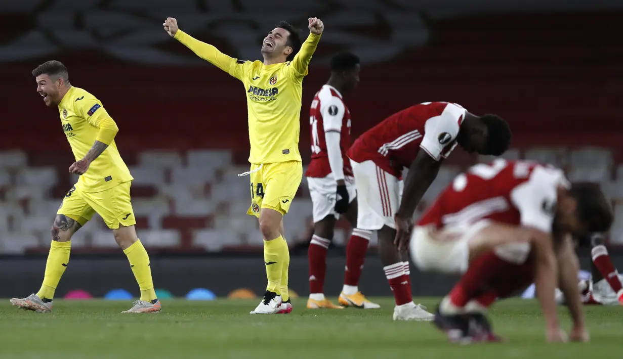 Pemain Villarreal, Juan Foyth (kiri) dan Manu Trigueros merayakan kemenangan atas Arsenal pada akhir leg kedua semifinal Liga Europa di Emirates Stadium, Jumat (7/5/2021) dinihari WIB. Villarreal menyingkirkan Arsenal dan lolos ke final setelah mencatatakan skor imbang 0-0. (AP Photo/Alastair Grant)