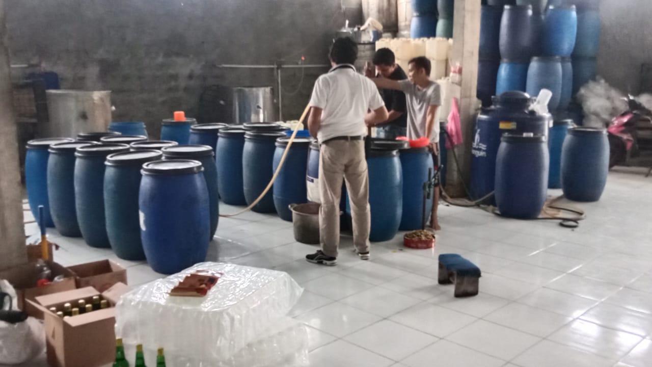 Menengok Pabrik Arak Beromzet Belasan Juta di Tangsel yang Digerebek Polisi, Pemilik Diburu