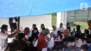 Warga bertahan di tenda pengungsian saat berunjuk rasa di depan gerbang Kampung Susun Bayam, Jakarta Utara, Senin (21/11/2022). Berdasarkan kesepakatan, seharusnya warga sudah mulai bisa menempati hunian pada 20 November 2022 kemarin. (merdeka.com/Iqbal S. Nugroho)