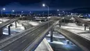 Turcot Interchange, persimpangan jalan raya tiga tingkat di Montreal terlihat kosong ketika pemerintah Quebec memberlakukan jam malam pada 9 Januari 2021. Jam malam di seluruh provinsi di Kanada untuk membendung lonjakan infeksi COVD--19 yang terus meningkat (Graham Hughes/The Canadian Press via AP)