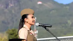 Yuni Shara punya “ritual” tahunan yakni memperingati HUT kemerdekaan RI dengan murid-murid PAUD (Pendidikan Anak Usia Dini) Cahaya Permata Abadi di Batu, Malang, Jawa Timur. Sebagai pengelola PAUD, pelantun “Mengapa Tiada Maaf” tampak tak berjarak dengan anak didik. Sejumlah interaksi Yuni Shara dengan anak-anak terasa hangat sekaligus seru. (Foto: Dok. Instagram @yunishara36)