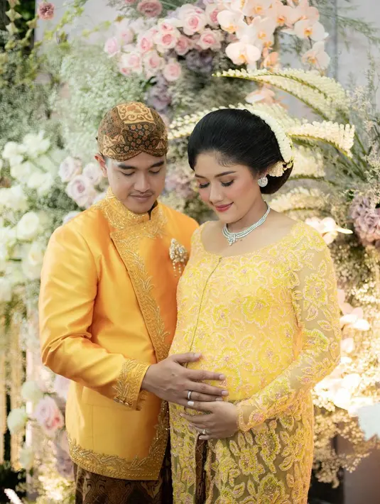 Erina Gudono tampil cantik elegan mengenakan kebaya brokat yang klasik berwarna kuning, dipadukannya dengan kain batik yang seragam dengan yang dikenakan sang suami. [Foto: Instagram/erinagudono]