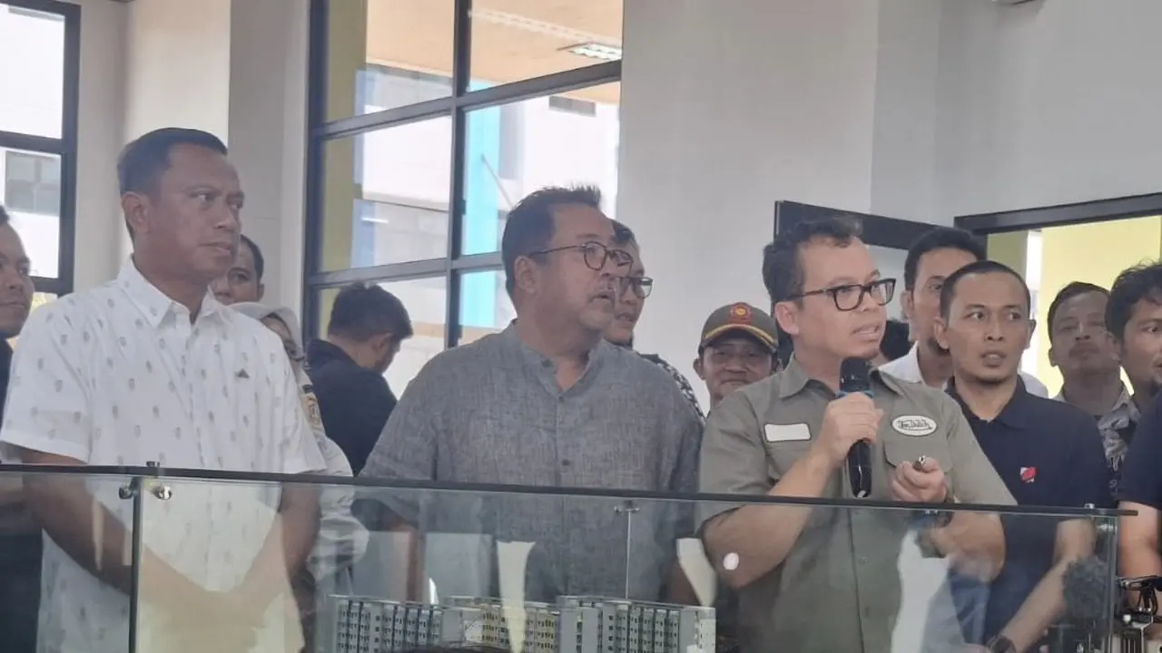 Wakil Gubernur Jakarta Rano Karno meninjau rumah susun sewa (rusunawa) Green Jagakarsa di Jakarta Selatan.