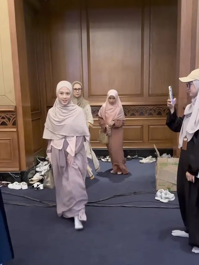 7 Momen Anggun Adhisty Zara Ikuti Kajian dengan Hijab, Tampil Memesona dan Inspiratif