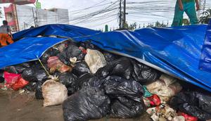 Tumpukan sampah di Kota Tangerang Selatan (Tangsel), Banten ditutup dengan terpal. (Liputan6.com/Pramita Tristiawati)
