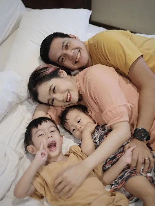 Ardina dan Arie menikah pada tahun 2018. Dikaruniai dua jagoan membuat rumah tangga keduanya semakin berwarna, bahkan Ardina sempat vakum dari dunia entertainment untuk fokus rawat anak. (Instagram.com/ardinarasti6)