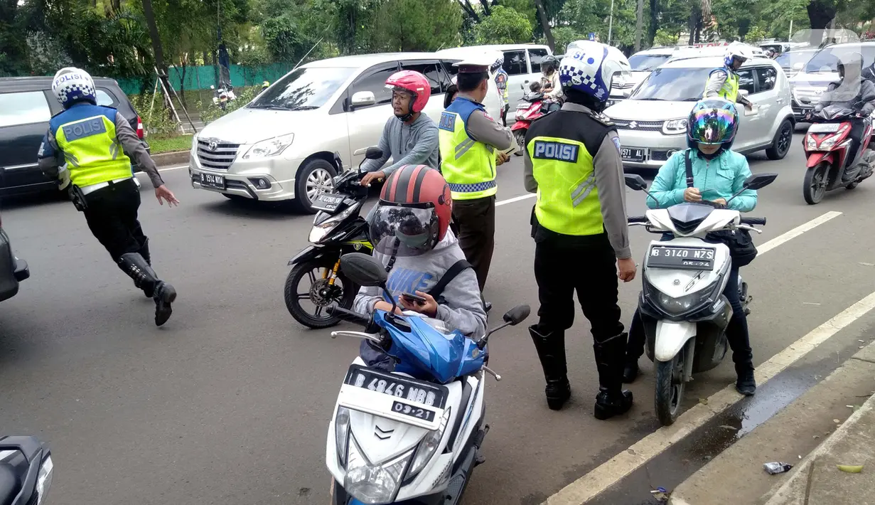 Polisi memeriksa surat kendaraan saat razia di kawasan BSD, Tangerang Selatan, Banten, Kamis (23/1/2020). Polres Tangerang Selatan menggelar razia untuk meningkatkan tertib berlalu lintas, disiplin kendaraan, dan mempersempit gerak pelaku kejahatan jalanan. (merdeka.com/Arie Basuki)
