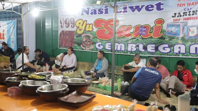 Potret Menpora Makan Lesehan di Pinggir Jalan Bareng Peraih Emas Paralimpiade