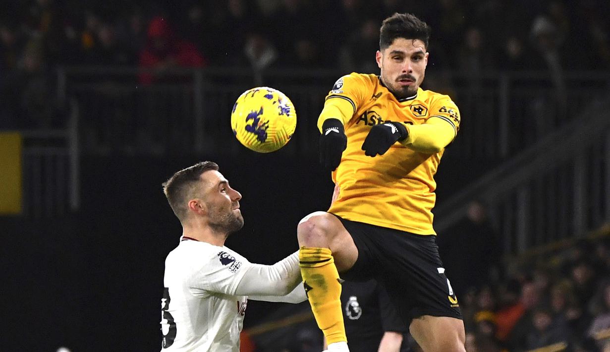 Pemain Manchester United, Luke Shaw, duel udara dengan pemain Wolverhampton Wanderers, Pedro Neto, pada laga Liga Inggris pekan 22 di Stadion Molineux, Jumat (2/2/2024). (AP Photo/Rui Vieira)