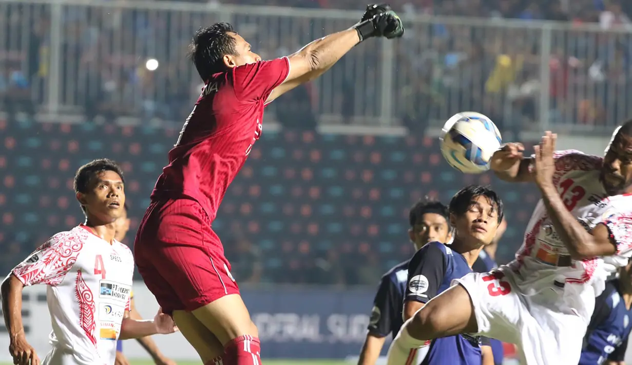 Pemain Persipura, Ian Kabes, berusaha membobol gawang Arema Cronus yang dijaga Made Wardana pada babak 8 besar Piala Jenderal Sudirman di Stadion Maguwoharjo, Sleman, Minggu (13/12/2015). (Bola.com/Nick Hanoatubun)