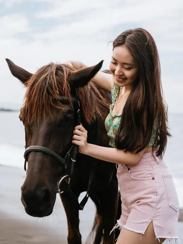 Potret Natasha Wilona Naik Kuda Menyusuri Pantai di Bali, Penuh Senyuman