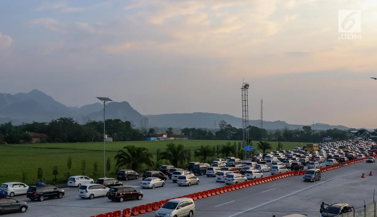 Suasana di gerbang tol Palimanan Cipali, Jawa Barat, Kamis (29/6). Memasuki H+4 Lebaran, arus balik dari Jawa Tengah menuju Jakarta masih terpantau padat dan puncak arus balik diprediksi terjadi H+5 dan H+6. (Liputan6.com/Faizal Fanani)