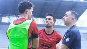 Pelatih Persik Kediri, Marcos Reina dan Ezra Walian. (Bola.com/Gatot Sumitro)