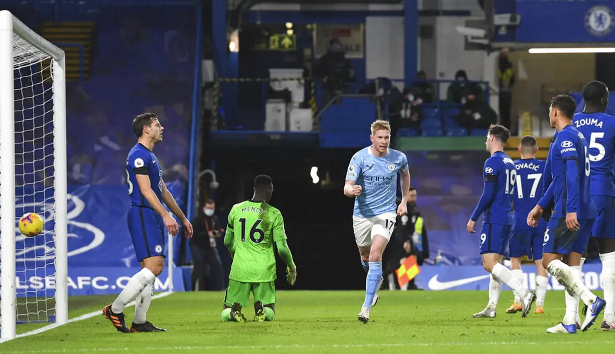 Pemain Manchester City Kevin De Bruyne (tengah) melakukan selebrasi usai mencetak gol ke gawang Manchester City pada pertandingan Liga Inggris di Stamford Bridge, London, Inggris, Minggu (3/1/2021). Manchester City mempermalukan Chelsea dengan skor 3-1. (Andy Rain/Pool via AP)