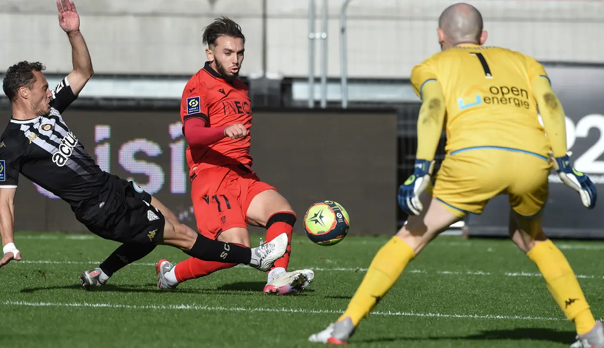 Penyerang Nice, Amine Gouiri (tengah) juga mencetak brace sekaligus penyelamat bagi klubnya saat bertamu ke kandang Clermont Foot. Pemain berumur 21 tahun berkebangsaan Prancis tersebut di musim ini telah bermain sebanyak 14 kali dan menyumbang 8 gol bagi Nice. (AFP/Sebastien Salom-Gomies)