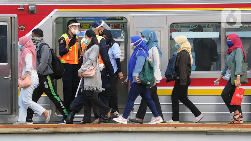 FOTO: Cegah Antrean Penumpang, Aparat Keamanan Diterjunkan di Stasiun Bogor