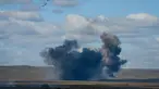 Ledakan terlihat saat latihan perang Vostok-2018 di tempat pelatihan Tsugol tidak jauh dari perbatasan China dan Mongolia di Siberia, Kamis (13/9). Latihan itu merupakan yang terbesar sejak Perang Dingin dan setelah Uni Soviet runtuh. (AFP/Mladen Antonov)