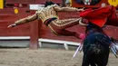 Matador asal Peru Andres Roca Rey beraksi festival adu banteng Acho di Lima, Peru, Minggu (4/12). (AFP PHOTO / Ernesto Benavides)