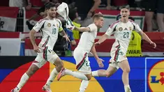 Penyerang Hungaria Kevin Csoboth (tengah) merayakan gol yang dicetaknya ke gawang Skotlandia pada laga terakhir Grup A Euro 2024 di Stuttgart Arena, Senin (24/6/2024) dini hari WIB. (AP Photo/Matthias Schrader)