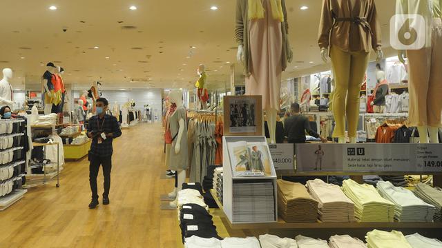 FOTO: Kesibukan Pekerja Mal Jelang New Normal di Jakarta