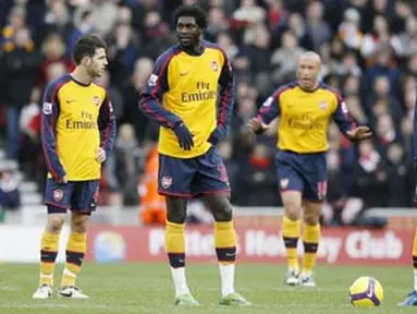 Arsenal players, Alexandre Song, Cesc Fabregas, Emmanuel Adebayor, Mikael Sivestre and Nicklas Bendtner are pictured during their Premier League match against Stoke City at Britannia Stadium on November 1, 2008. AFP PHOTO/IAN KINGTON