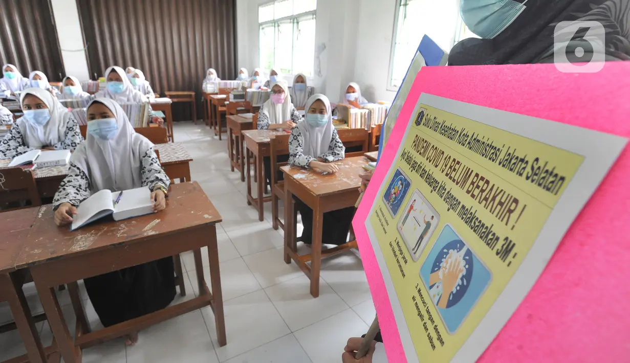 Petugas Sudinkes Jakarta Selatan melakukan kegiatan sosialisasi 3M (memakai masker, mencuci tangan dengan sabun, dan menjaga jarak) kepada para santri di Ponpes Daarul Rahman, Jagakarsa, Rabu (18/11/2020). Sosialisasi 3M tersebut disertai pembagian 3500 masker kain 3 lapis. (merdeka.com/Arie Basuki)