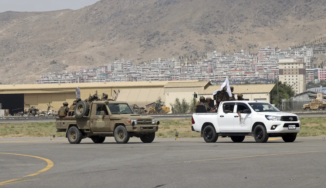 Pasukan khusus Taliban tiba di dalam Bandara Internasional Hamid Karzai setelah penarikan militer AS, di Kabul, Afghanistan, Selasa (31/8/2021).  Taliban menguasai penuh bandara internasional Kabul pada Selasa, setelah pesawat AS meninggalkannya landasan pacu. (AP Photo/Khwaja Tawfiq Sediqi)