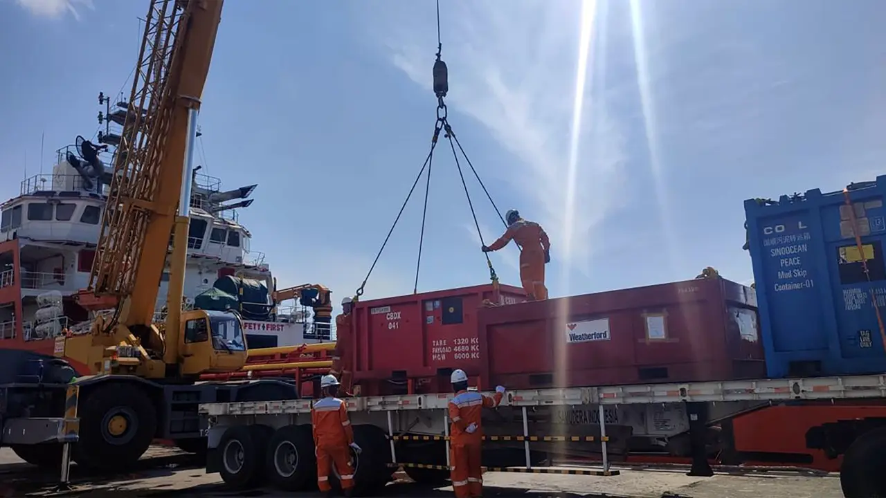 Lifting activity di dermaga yang dilakukan oleh PT Pelabuhan Tanjung Priok (PTP Nonpetikemas)