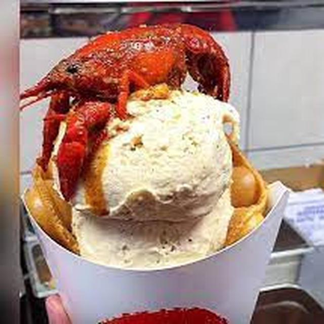 7 Potret Nyeleneh Topping Ice Cream, Ada Tiram Hingga Sushi