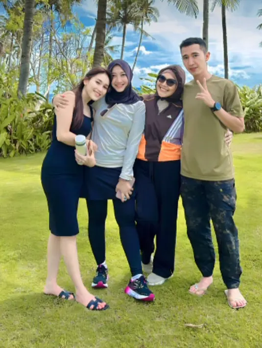 Di potret lain, Ayu pilih kenakan sleeveless dress dan sandal. Kali ini Fardhana terlihat lebih santai dengan t-shirt cokelat dan jogger pants. [@mom_ayting92_]