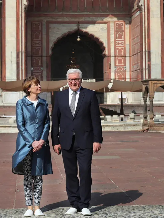 Presiden Jerman Dr. Frank Walter Steinmeier dan istrinya Elke Buedenbender berpose selama kunjungannya ke Masjid Jama di New Delhi, India, (23/3). Masjid ini terletak di Jalan Chadni Chowk. (AP Photo/ Manish Swarup)
