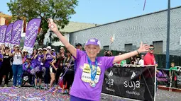 Harriette Thompson (92) asal Amerika menjadi wanita tertua yang berhasil menyelesaikan lomba lari maraton sejauh 41 km dengan catatan waktu 7 jam, 24 menit dan 36 detik pada 31 Mei 2015. (Jerod Harris/Getty Images for Rock 'n' Roll Marathon Series/AFP)