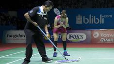 Ratchanok Intanon memberikan salam hormat pada perangkat pertandingan yang bertugas membersihkan lapangan. (Bola.com/Peksi Cahyo)