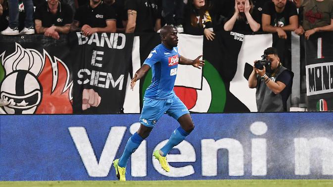 Bek Napoli, Kalidou Koulibaly melakukan selebrasi usai mencetak gol ke gawang Juventus pada lanjutan Liga Serie A Italia di Stadion Allianz di Turin (22/4). Kalidou Koulibaly mencetak gol di menit 90. (AFP Photo/Marco Bertorello)