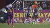 Ugik Sugiyanto membuka gol kemenangan Persis atas Persik 2-1 pada laga ujicoba di Stadion Brawijaya Kota Kediri, Sabtu (27.4.2019). (Bola.com/Gatot Susetyo)