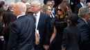 Pengusaha terkenal Donald Trump dan istrinya, Melania, menghadiri pemakaman komedian Joan Rivers di Temple Emanu-El, New York, Minggu (7/9/14). (D Dipasupil/Getty Images/AFP) 