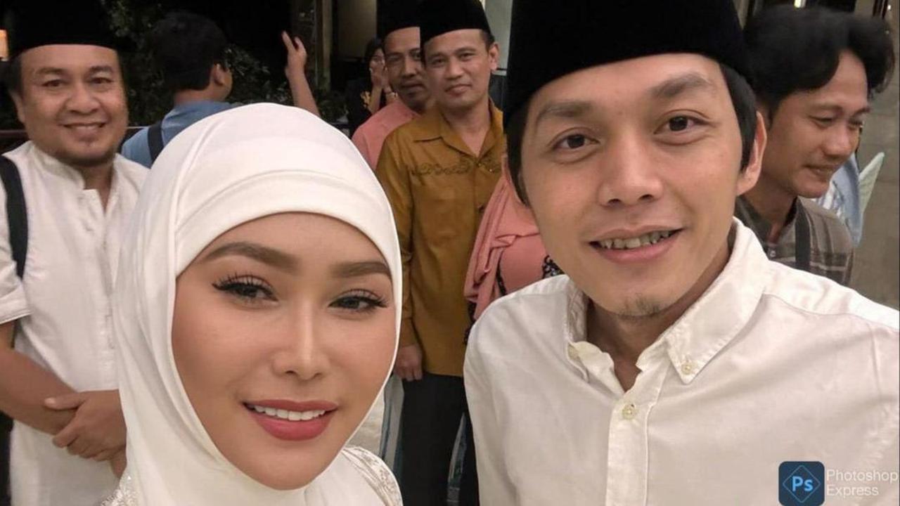 Potret Inul Daratista Ramai Dihujat saat Hadiri Pengajian Gus Iqdam di Blitar, Ini Penyebabnya