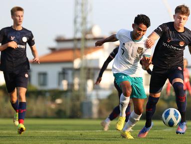 Timnas Indonesia U-20 berhasil memetik kemenangan pada laga uji coba kelima dalam pemusatan latihan di Turki sebagai persiapan menjelang tampil di Piala Dunia U-20 tahun 2023. Pada Selasa (8/11/2022) malam WIB, Marselino Ferdinan dkk sukses membungkam tim lokal Antalyaspor U-20 dengan skor 3-2 setelah sempat tertinggal satu gol di babak pertama. (Dok. PSSI)