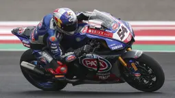 Memulai balapan dari pole position, Toprak harus terlempar ke urutan ketiga di lap pertama. Dua lap berselang, pembalap asal Turki tersebut mampu melaju ke urutan terdepan usai menyalip Scott Redding dan Jonathan Rea. (AP/Achmad Ibrahim)