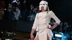 Seorang model menampilkan kreasi busana rancangan Olga Sultanova dalam kompetisi perancang busana muda Couture Fashion Show di Moskow, Rusia, pada 24 September 2020. Lebih dari 30 perancang busana berpartisipasi dalam kompetisi tersebut. (Xinhua/Alexander Zemlianichenko Jr.)