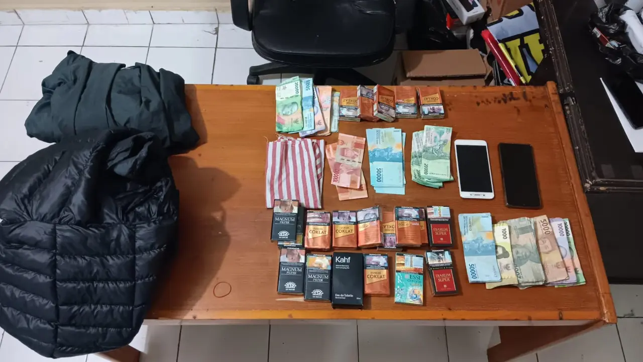 Beberapa barang bukti yang digunakan MA (27), terduga pelaku peredaran uang palsu (Upal) di Warung milik  Supardi, Kampung Pasar Kulon, Desa Mekarsari, Kecamatan Cikajang, Kabupaten Garut. (Liputan6.com/Jayadi Supriadin)